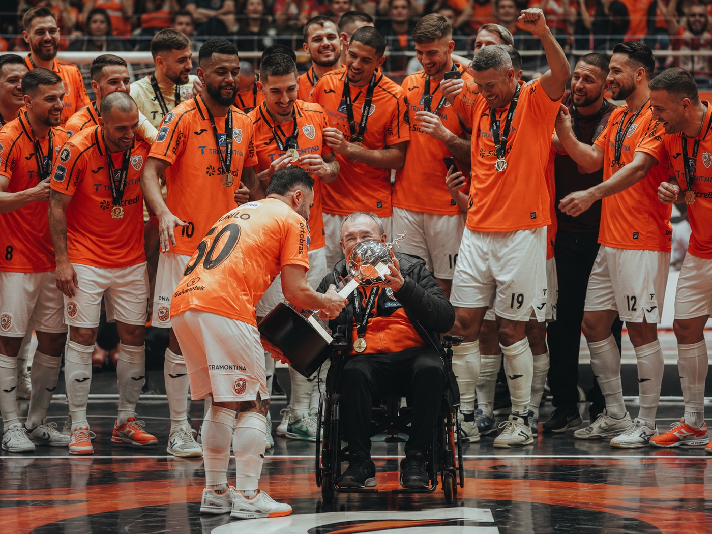 Presidente da ACBF com o troféu da Libertadores de Futsal